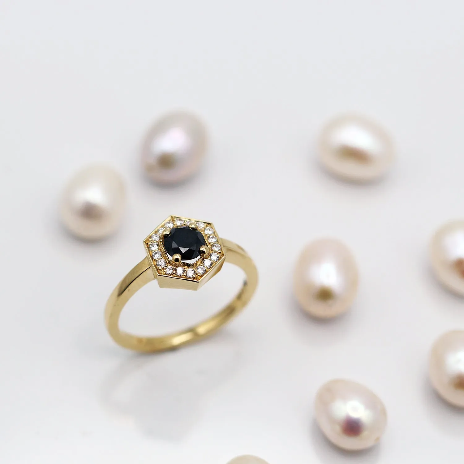 Amy Gold Ring Black 5mm Diamond