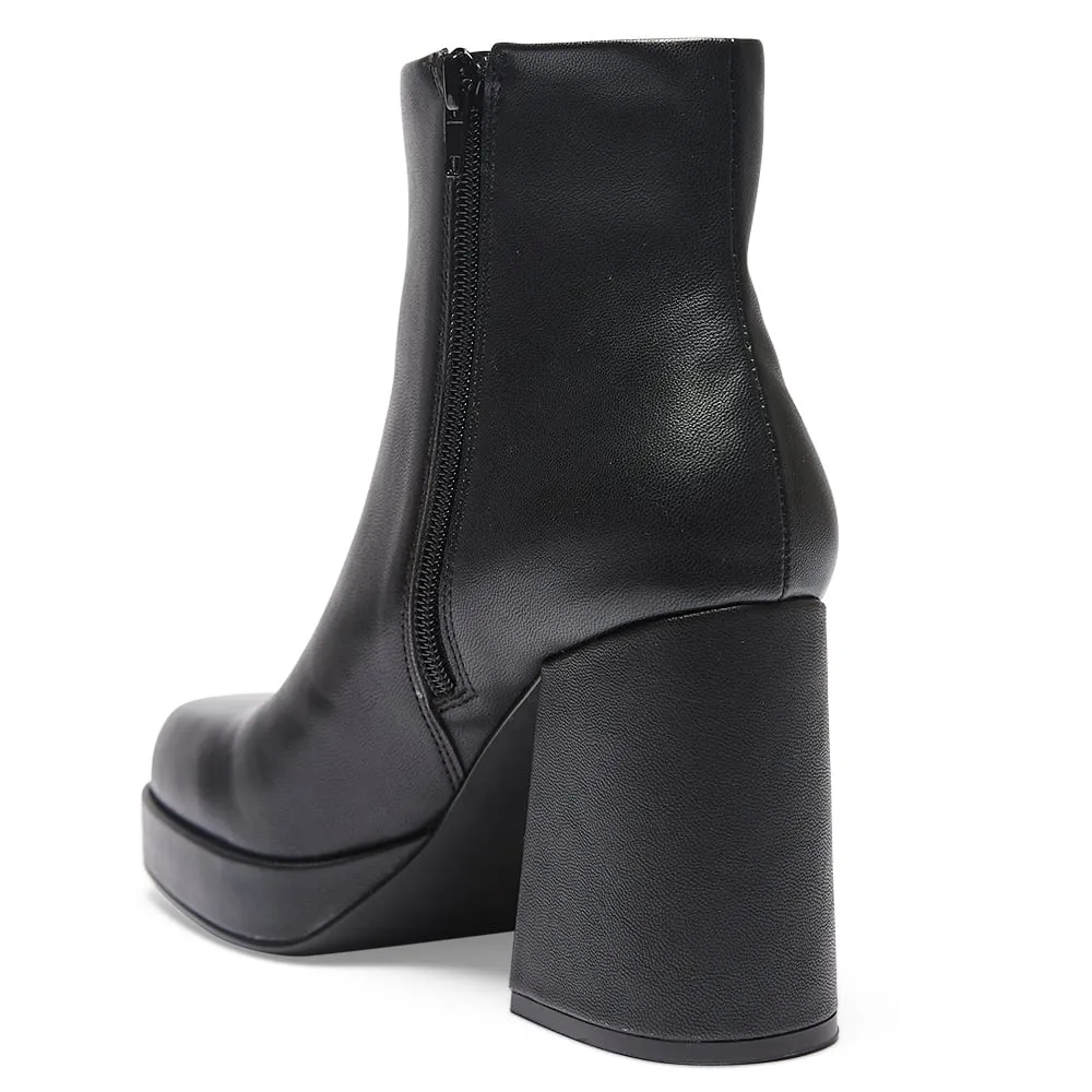 Capulet Boot in Black Smooth