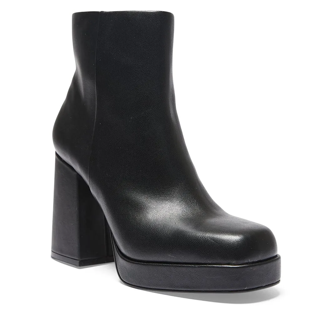 Capulet Boot in Black Smooth